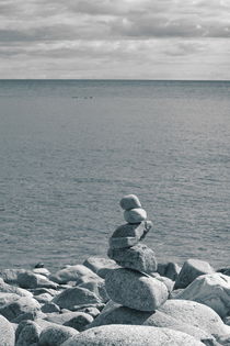 Pile of round stones at the shore of the ocean - monochrome blue von Intensivelight Panorama-Edition