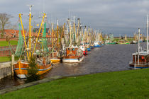 Wintertag im Hafen von Greetsiel  von Nicole Frischlich