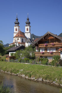 'Pfarrkirche Darstellung des Herrn, mit Fluss Prien, Aschau im Chiemgau, Oberbayern, Bayern, Deutschland, Europa' by Torsten Krüger