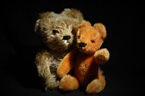 Cute cuddling teddybears  von Maud de Vries