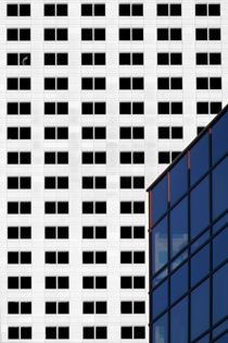 Schwarze Fenster  by Bastian  Kienitz