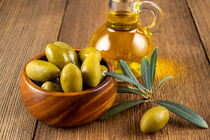 Grüne Oliven mit Olivenzweig und Olvenöl - Green olives with olive branch and olive oil von Thomas Klee