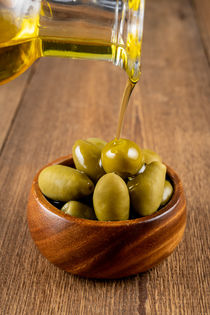 Grüne Oliven und Olivenöl - Green olives and olive oil von Thomas Klee