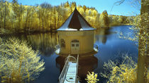 Infrarot-Aufnahme Pumpenhaus am Itzenplitzer Weiher in leuchtenden Farben by bauer-photography