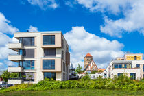 Moderne Gebäude und Nikolaikirche in Rostock von Rico Ködder