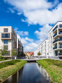 Moderne Gebäude und Kanal in Rostock by Rico Ködder