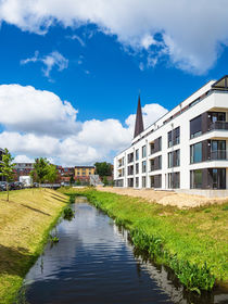 Moderne Gebäude und Petrikirche in Rostock by Rico Ködder