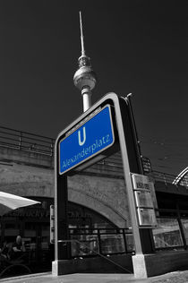 Fernsehturm hinter U-Bahn-Eingang by Christian Behring