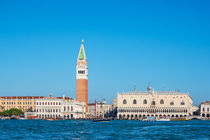 Der Markusplatz mit Dogenpalast und Markusturm in Venedig von Rico Ködder