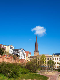 Blick auf die Petrikirche in der Hansestadt Rostock by Rico Ködder