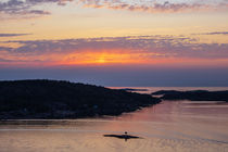 Sonnenuntergang in der Stadt Fjällbacka in Schweden von Rico Ködder