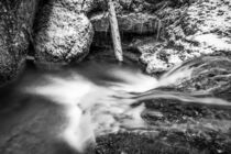 Schwarzweiß Wasserfall im Winter by mindscapephotos
