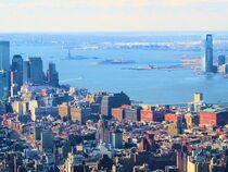 Blick auf Manhattan mit Freiheitsstatue by Mellieha Zacharias