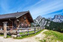 Blick auf die Litzlalm mit Hütte in Österreich by Rico Ködder