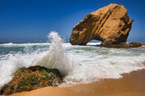 Felsen am Strand von Santa Cruz in Portugal von buellom