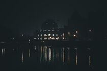 Nacht an der Spree in Berlin by Tim Trzoska