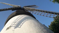 Weiße Windmühle und blauer Himmel von assy