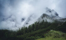 Ein wolkenverhangener Bergkamm  by Paul Simon