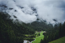 Almhütte im wolkenverhangenem Tal  von Paul Simon