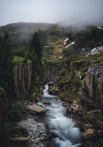 Wasserstrom in dramatischer Berglandschaft by Paul Simon