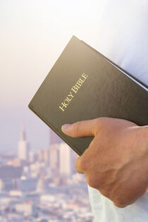 Hand hält Bibel von ollipic