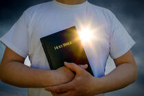 Mann mit Bibel by ollipic