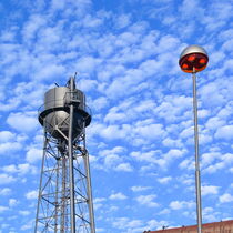 Stillgelegter Industie Wasserturm vor blauem Himmel mit Wölkchem im Ruhrgebiet