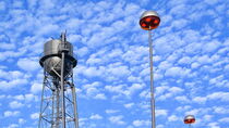 Wassterturm einer Industrieanlage vor blauem Himmel von Christian Kubisch
