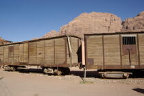 Zwei Waggons der ehemaligen Hedjas Bahn die im Wadi Ram abgestellt sind by Berthold Werner
