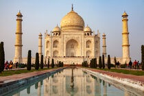 Golden Taj Mahal - India - Front view Landscape von Valentijn van der Hammen