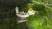 Aerial view of castle Kokorin von Tomas Gregor