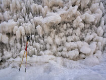 Eiswand mit bizarren Formen mit Wanderstöcken by Thomas Richter