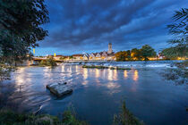 Nürtingen nächtliche Ansicht Neckar und Stadtkulisse