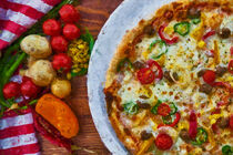 Pizza mit Käse und Gemüse. Stillleben italienische Küche. Gemalt. by havelmomente