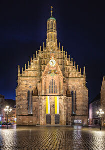 Nuremberg, view of cathedral Frauenkirche at the central market square illuminated at night, in the old historic city center of von Alex Winter