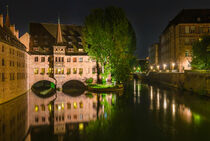 Night shot of famous Hospice of the Holy Spirit (Heilig Geist Spital) in the historic city center Nuremberg, Germany von Alex Winter