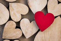 Red heart for Valentines day with many wooden love hearts von Alex Winter