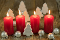  Vier rote Adventskerzen mit Weihnachtsdekoration by Alex Winter