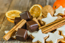 Weihnachtsdekoration mit Süßigkeiten und weihnachtlichen Gewürzen by Alex Winter