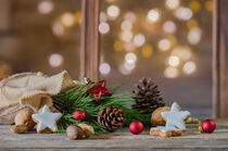 Weihnachtsdekoration mit Nikolaussack und Lichter im Hintergrund von Alex Winter