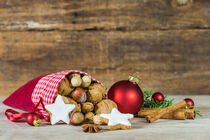 Nikolaussack mit Nüssen, Schokolade und Weihnachtsplätzchen von Alex Winter