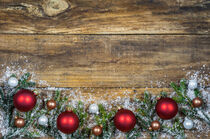 Christmas border with xmas balls on wood background von Alex Winter