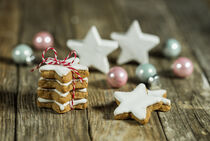 Christmas star cookies with xmas balls decoration on wooden table von Alex Winter