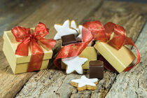 Weihnachtsgeschenk mit Plätzchen und Schokolade zu Weihnachten von Alex Winter