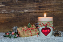 Xmas candle with christmas gift and decoration on snow von Alex Winter