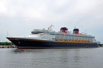 Die "Disney Magic" in Warnemünde von Ulrich Senff