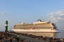 Die "Viking Star" verlässt Warnemünde von Ulrich Senff