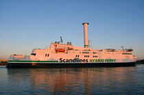 Das Fährschiff "Copenhagen" in Warnemünde von Ulrich Senff