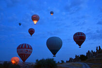 Türkei, Heißluftballons nach dem Start in Kappadokien by Ulrich Senff