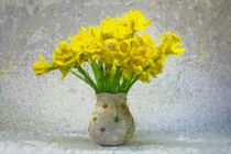 Strauß Osterglocken in Keramikvase. Blumenstrauß. Gemalt. von havelmomente